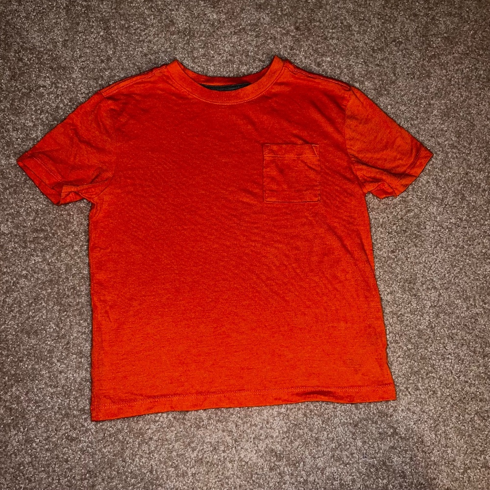 Boys/unisex t-shirt with pocket in left front. OLD NAVY SIZE S (6/7)